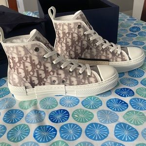 Brand new never worn, size 6 men 8 women. Christmas gift that didn’t fit.